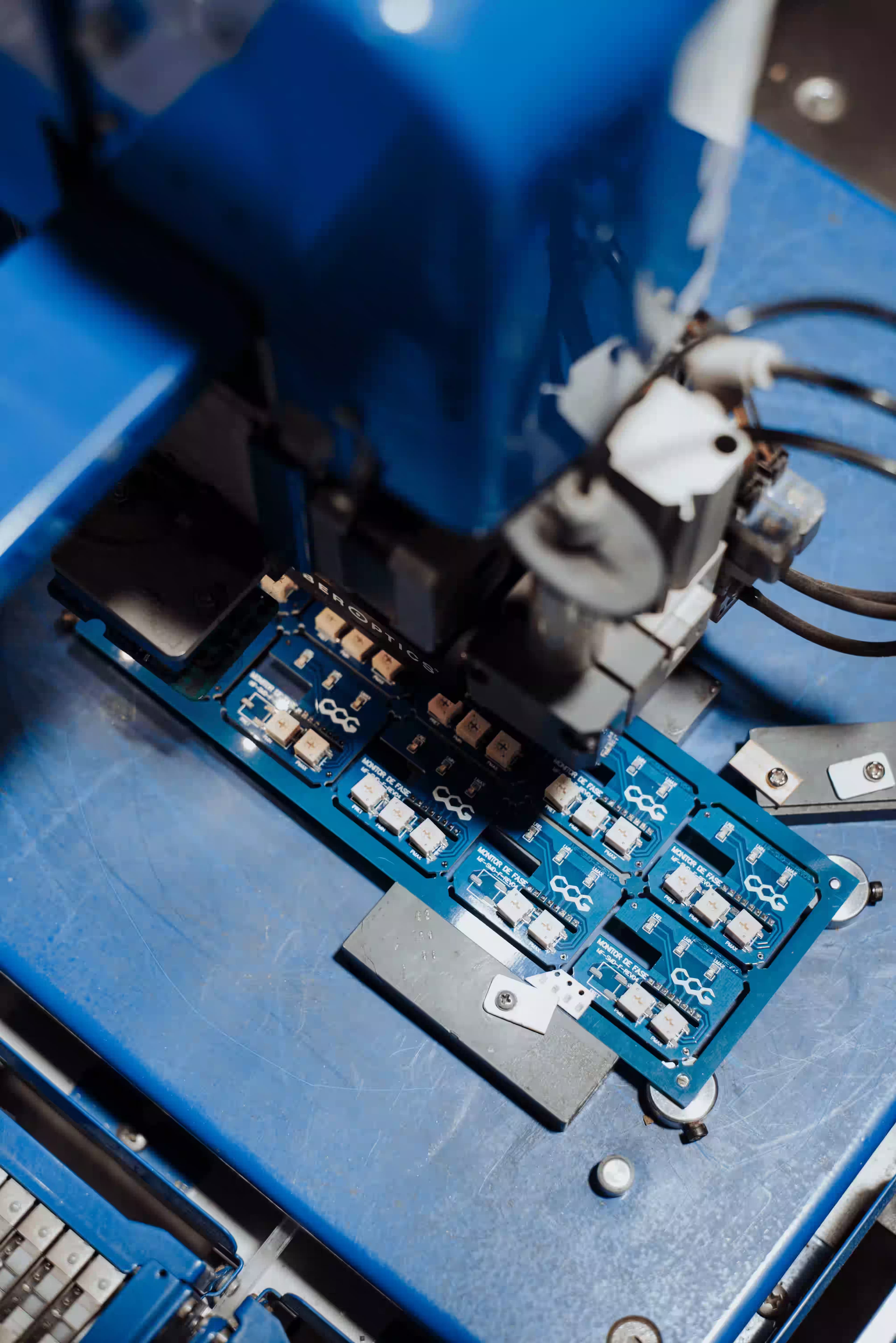 Fabricación de equipos - Diseño y construcción de equipos para la medición y control de parámetros y caudal de producción, totalmente adaptados a los requerimientos de cada industria.